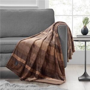 BROOKSTONE NWT Heated Printed Plush
Throw -Striped brown